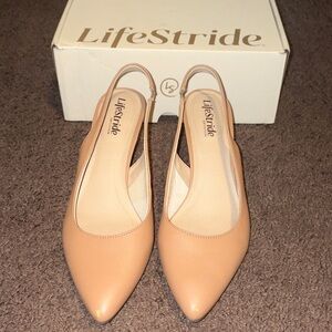 Life Stride Annalise Tan Smooth Heels size 8.5 M
GUC *Plenty of life left!